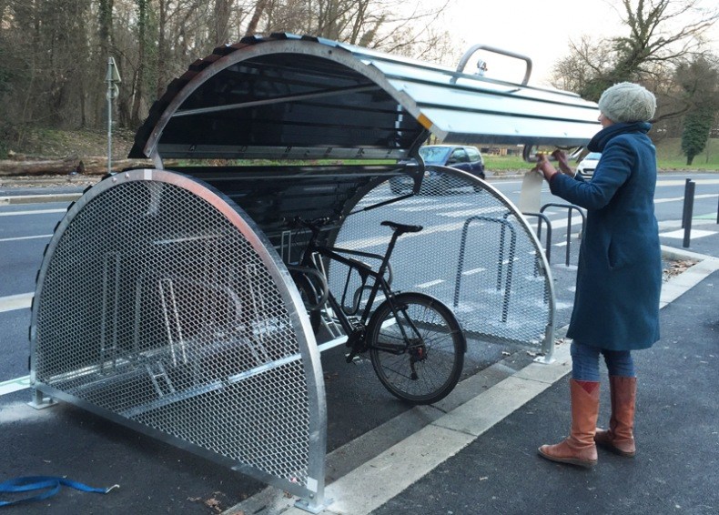 Une vélotafeuse utilisant un box à vélos sécurisé dans la ville de Grenoble